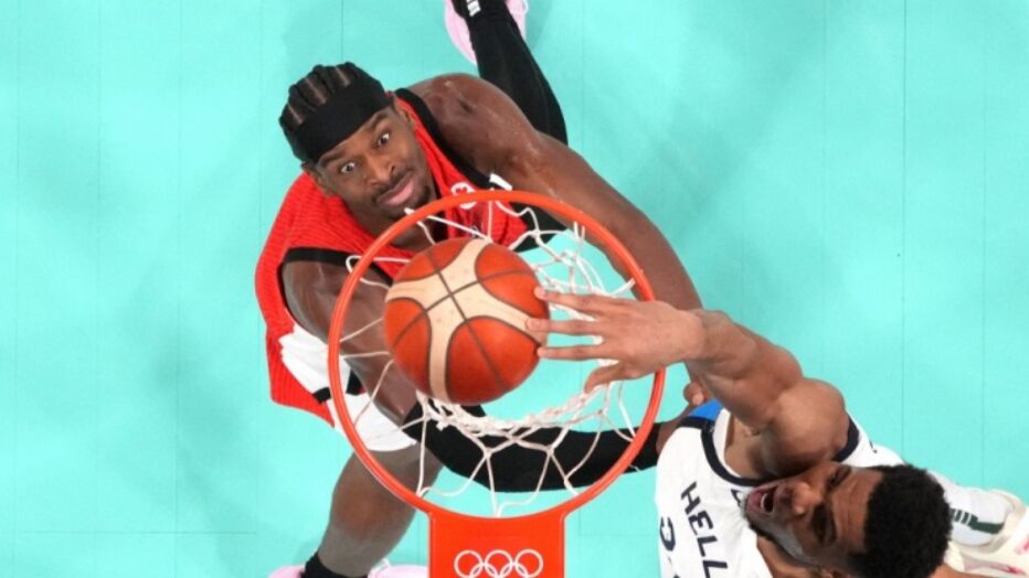 开云体育- 加拿大队观众热烈欢呼！，字母哥迎来七赛季出色发挥气势如虹延续