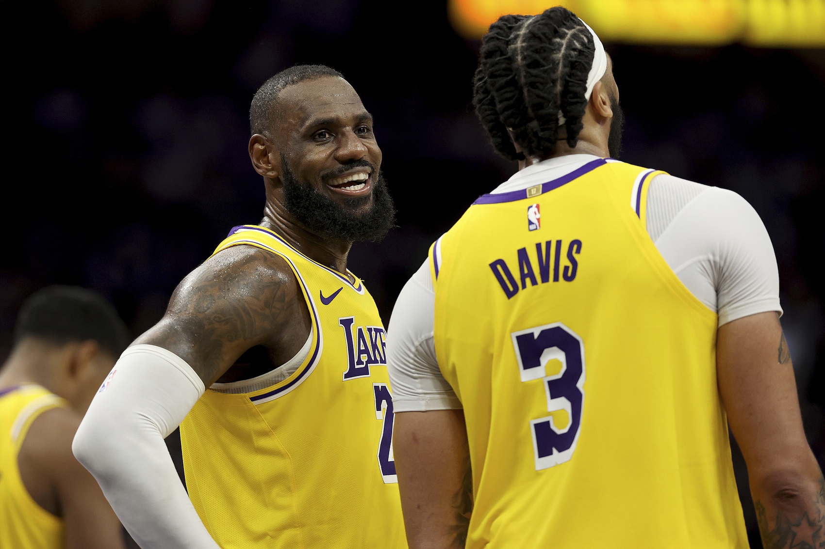 开云-关于詹姆斯回归赛场，连败首场状态亮眼，老鹰观众沸腾！的信息